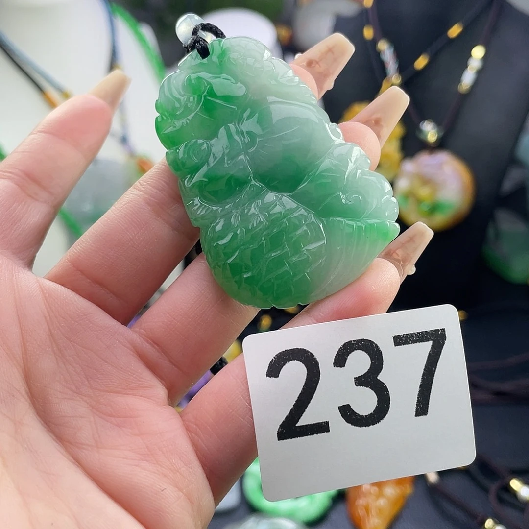 翡翠未镶嵌吊坠(赠链)