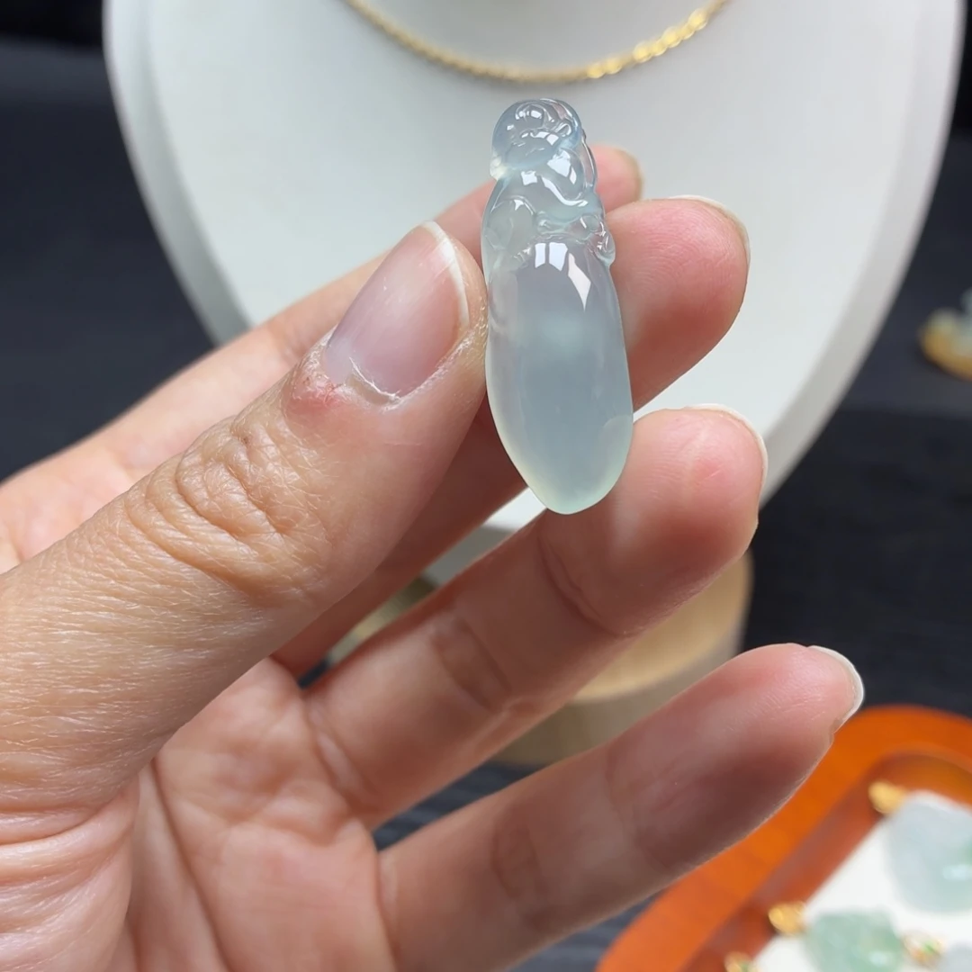 翡翠未镶嵌颈饰灵猴