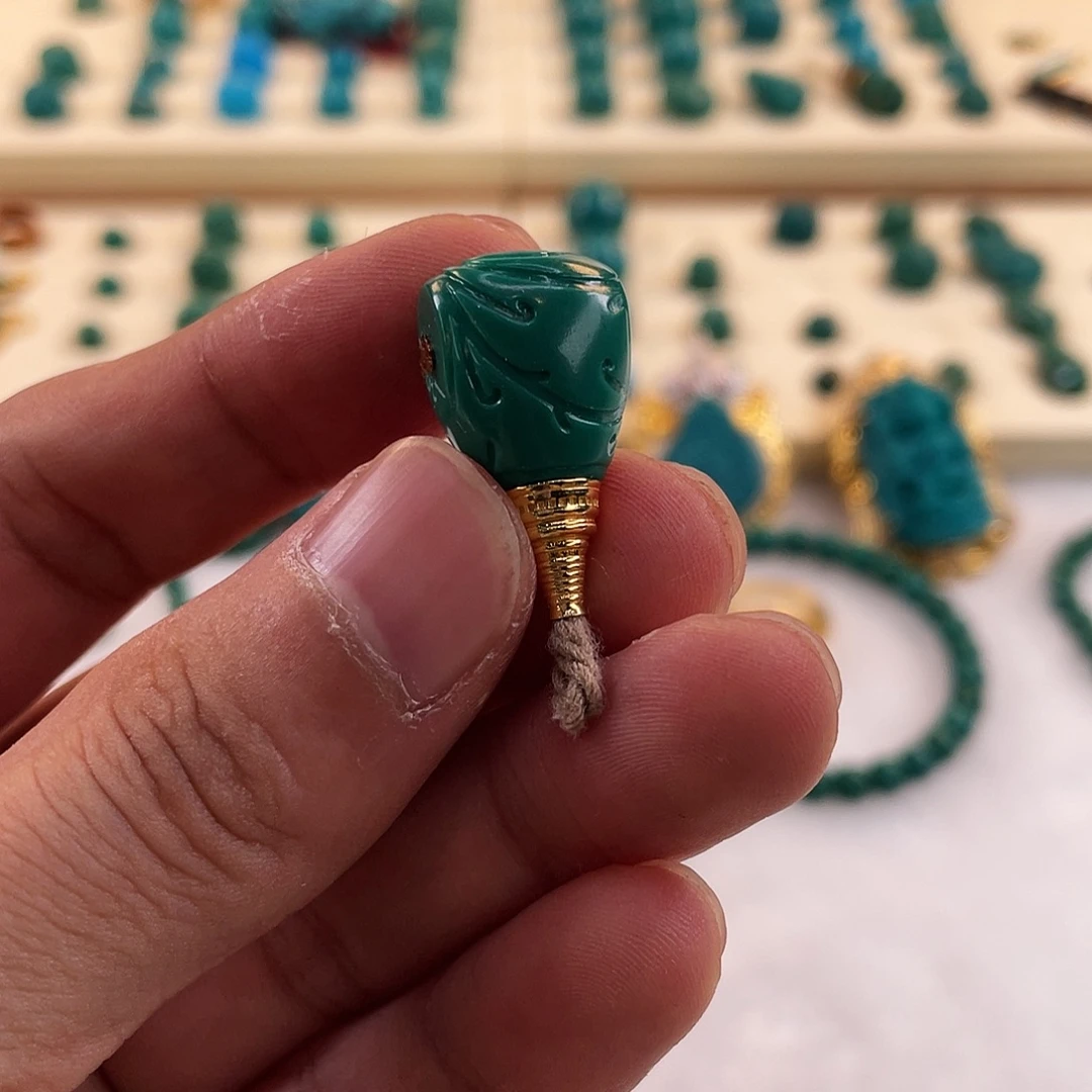 绿松石未镶嵌颈饰