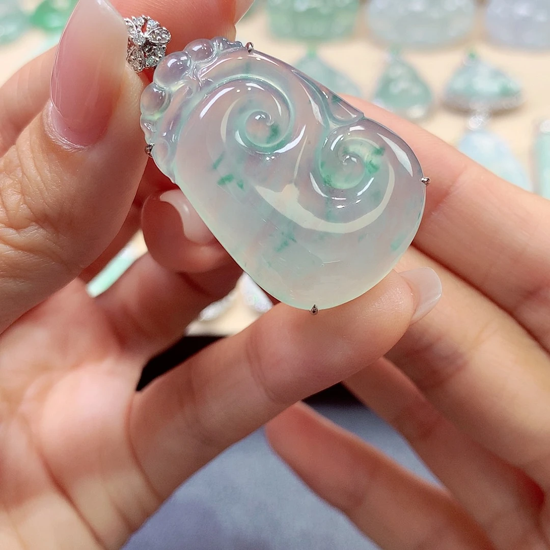 翡翠18K金镶嵌颈饰一*翡翠