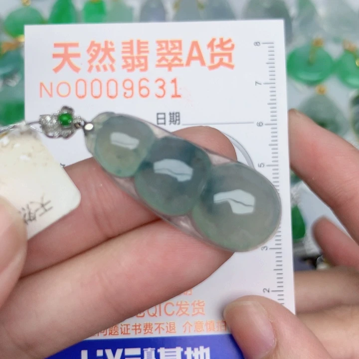 翡翠18K金镶嵌颈饰豆子