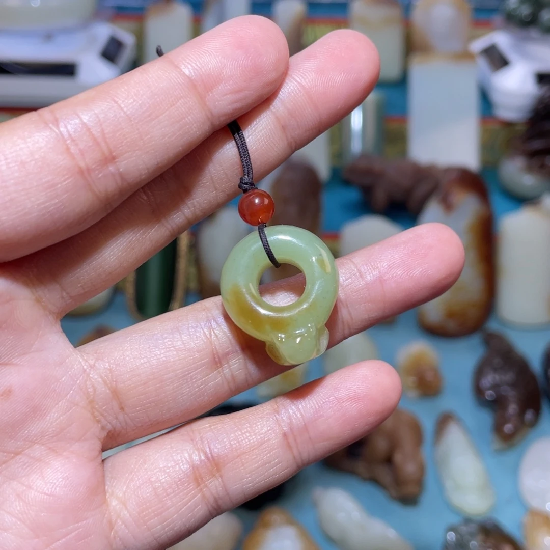 颈饰未镶嵌和田玉（糖玉）糖黄口甜甜圈