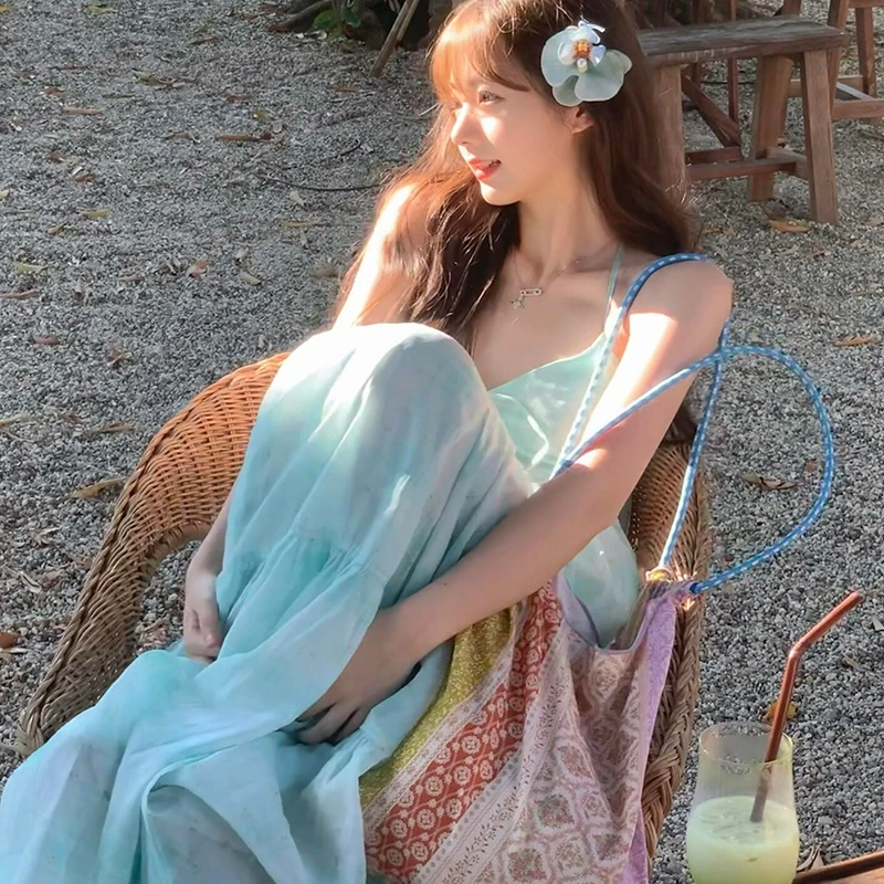 2099海边度假风蓝色挂脖吊带连衣裙子女夏季2025气质显瘦露背长裙