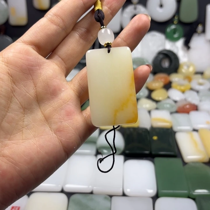 石英质玉（金丝玉）未镶嵌颈饰