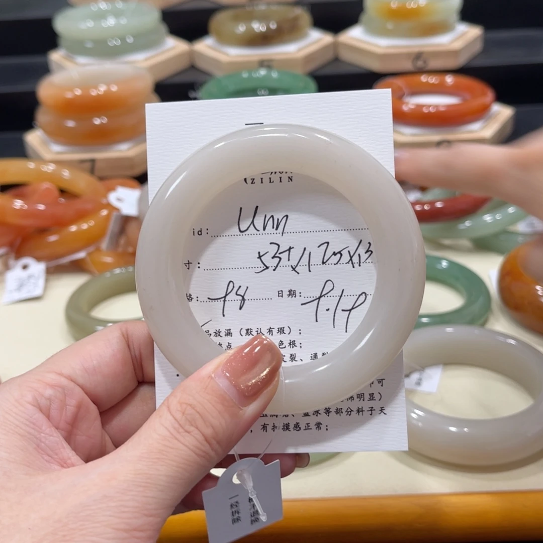未镶嵌手镯石英质玉U**.