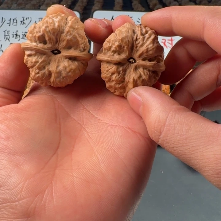 哭***我吊坠文玩核桃蛤蟆的眼睛是真的好看啊我