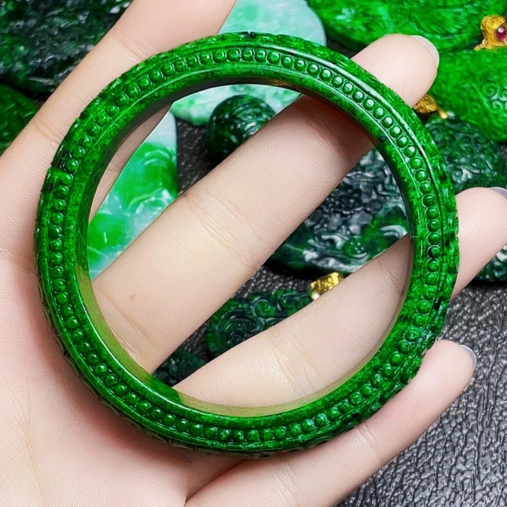 翡翠未镶嵌颈饰多样性