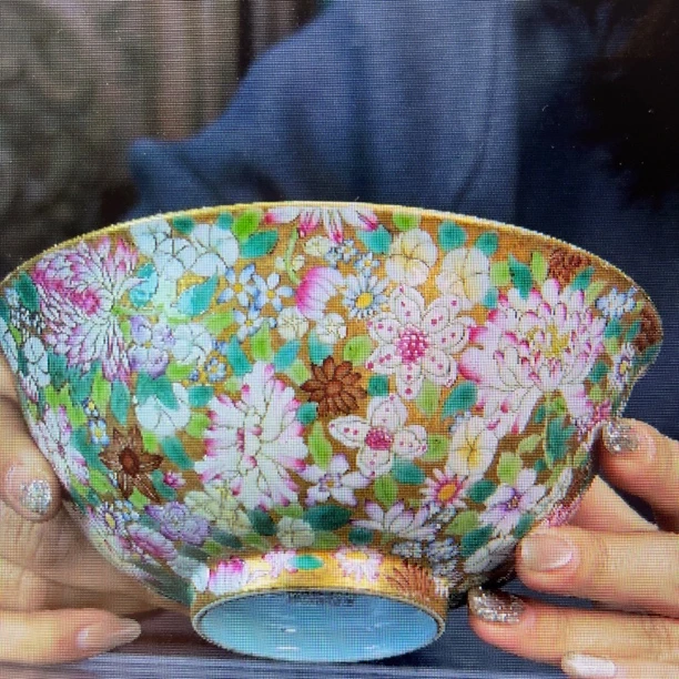 235 清 粉彩百花不落地描金碗