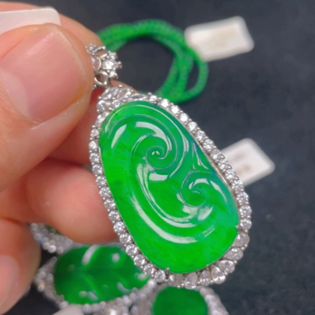 【闪购商品】颈饰银S925镶嵌翡翠吊坠