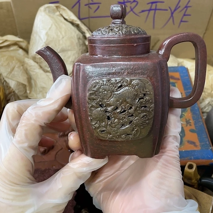 紫砂茶壶原矿泥料手工制作的一把紫砂壶。