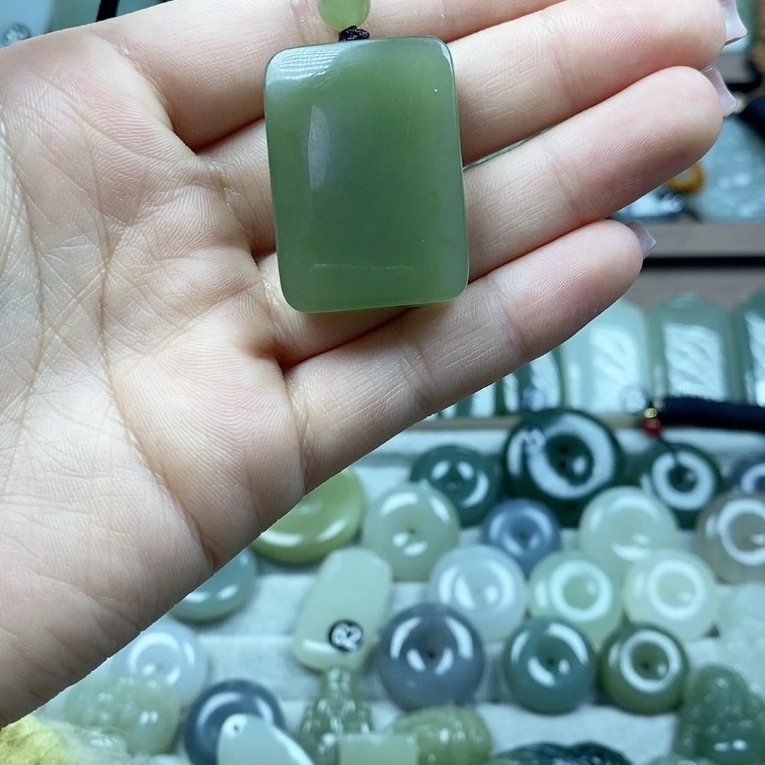 和田玉未镶嵌颈饰无事牌