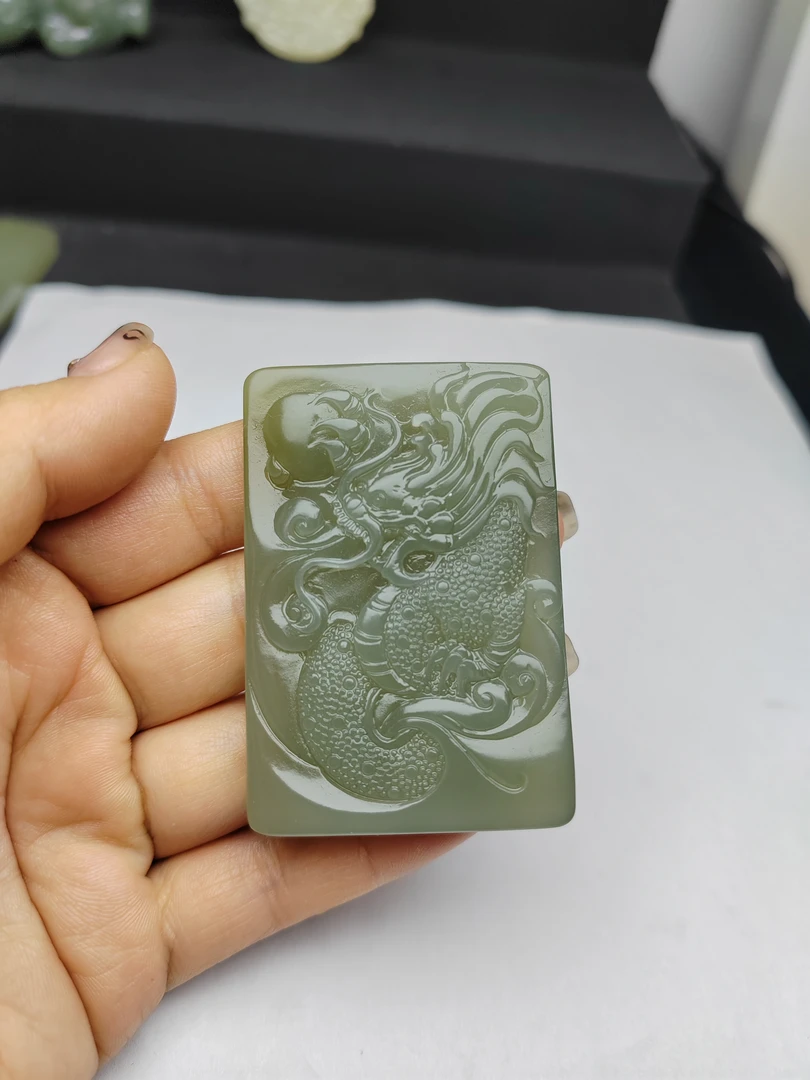 天然和田玉湖水绿龙牌
