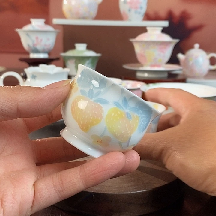 草莓釉下手绘品茗杯