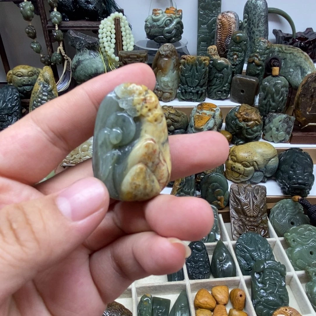 未镶嵌岫岩河磨玉（透闪石质玉）把件