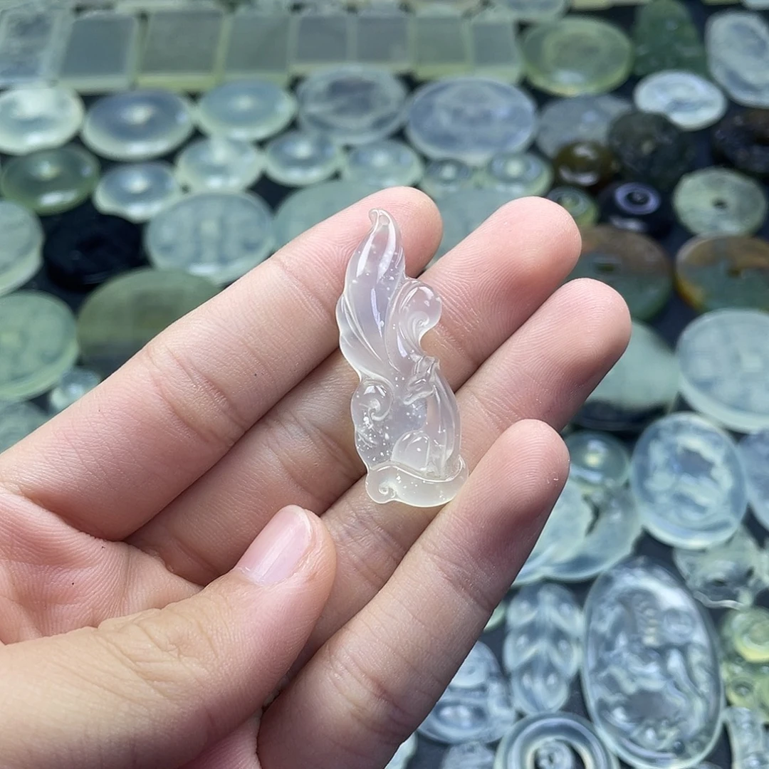 岫玉未镶嵌颈饰九尾狐