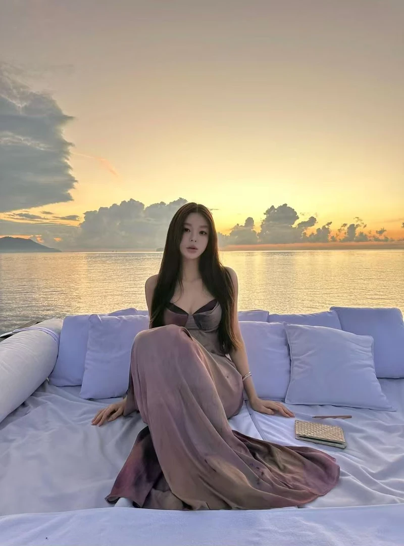 纯欲风气质法式高级感度假风挂脖吊带连衣裙性感辣妹宽松显瘦长裙