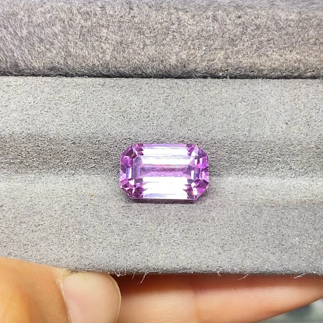 未镶嵌锂辉石8.16克拉天然全净满火彩紫锂辉