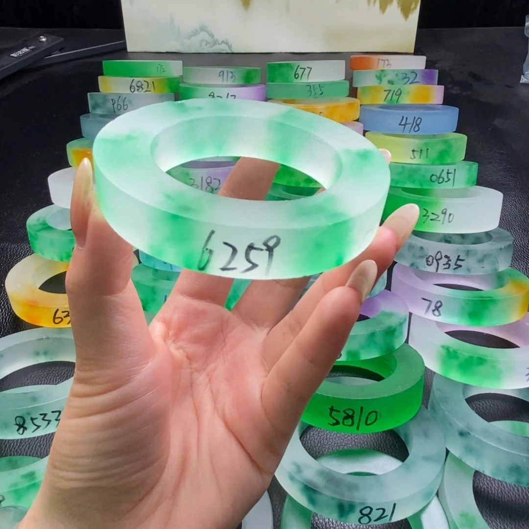 刘***山玉独龙翠百搭手镯