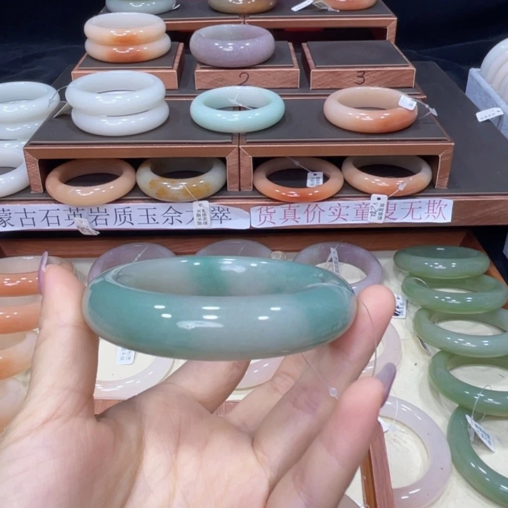 没***事石英质玉手镯未镶嵌