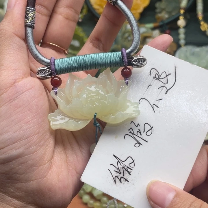 蛇纹石玉吊坠合金