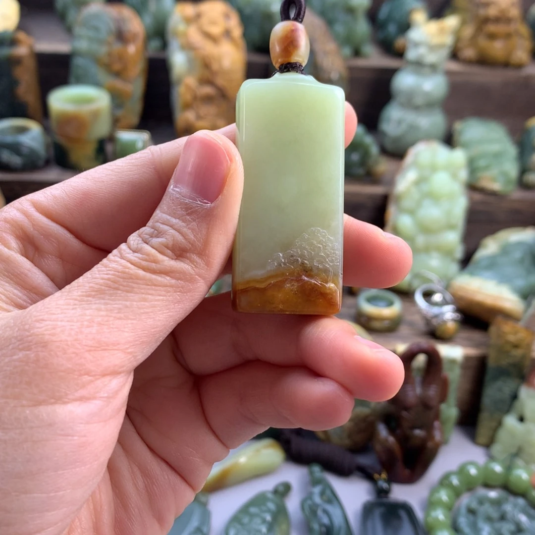 岫岩河磨玉（透闪石质玉）未镶嵌挂件龍**説