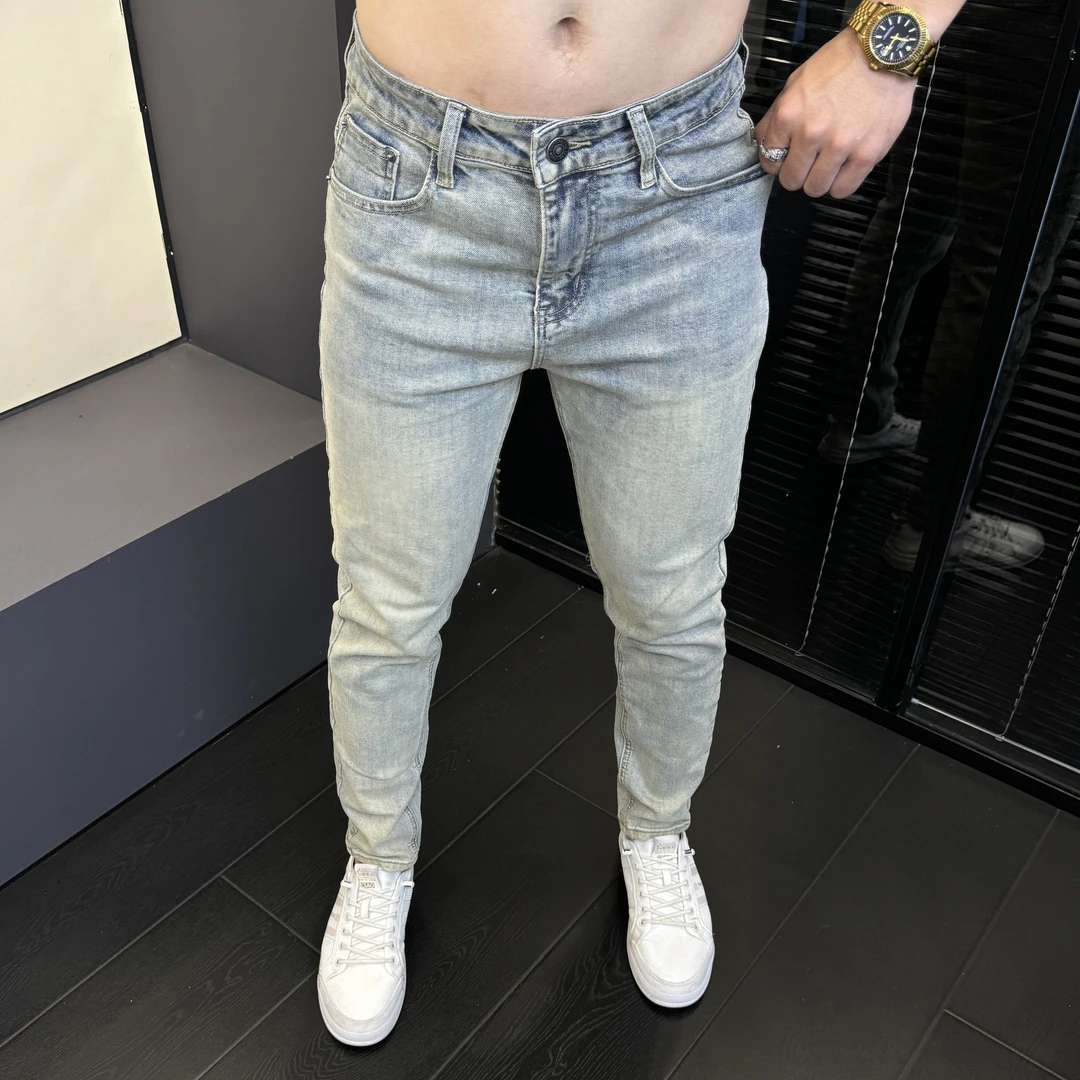 名图服饰2025夏季新款蜡黄色洗水修身款简约小脚牛仔裤浅色系6115