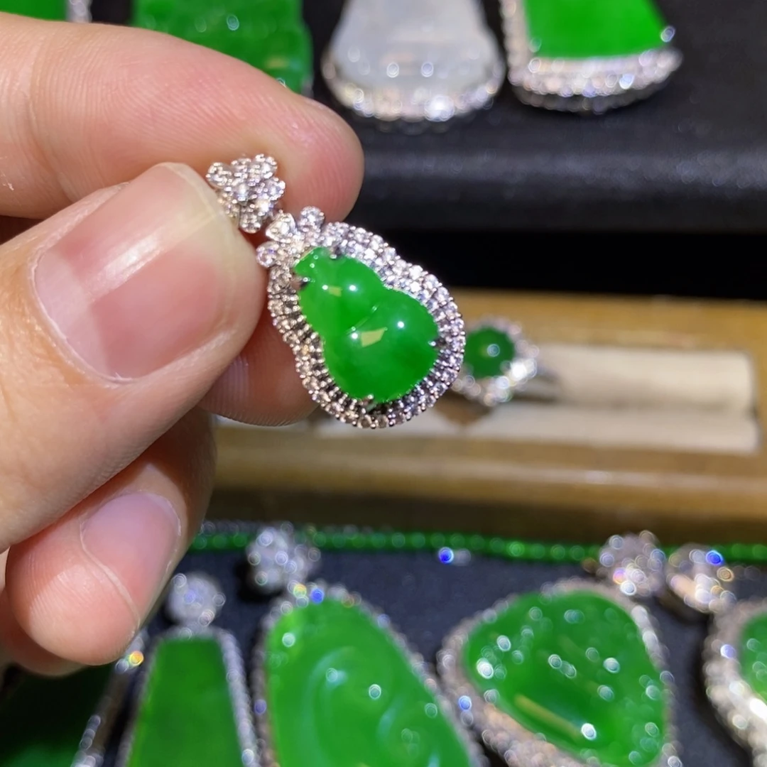 翡翠18K金镶嵌颈饰