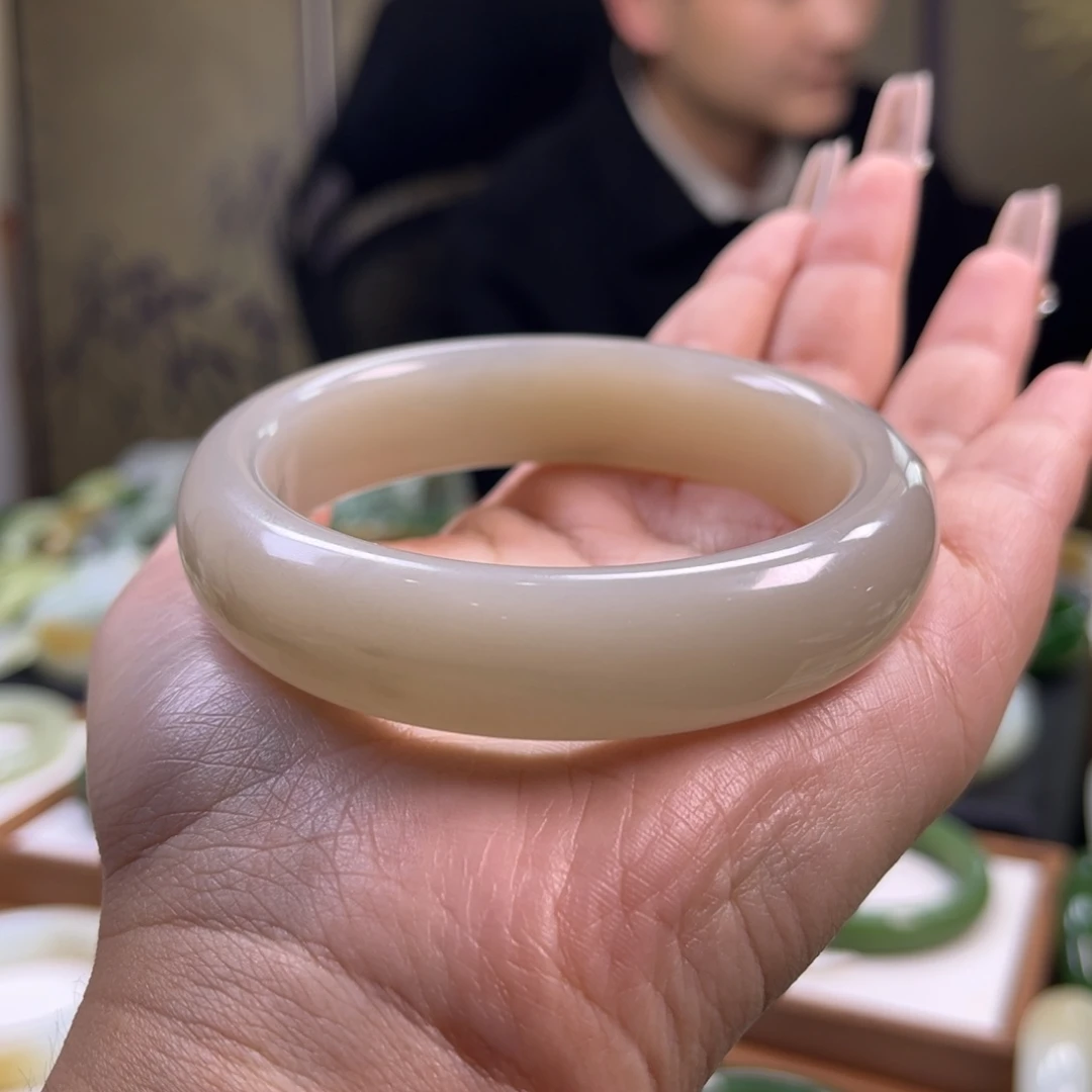 情***者和田玉未镶嵌手镯