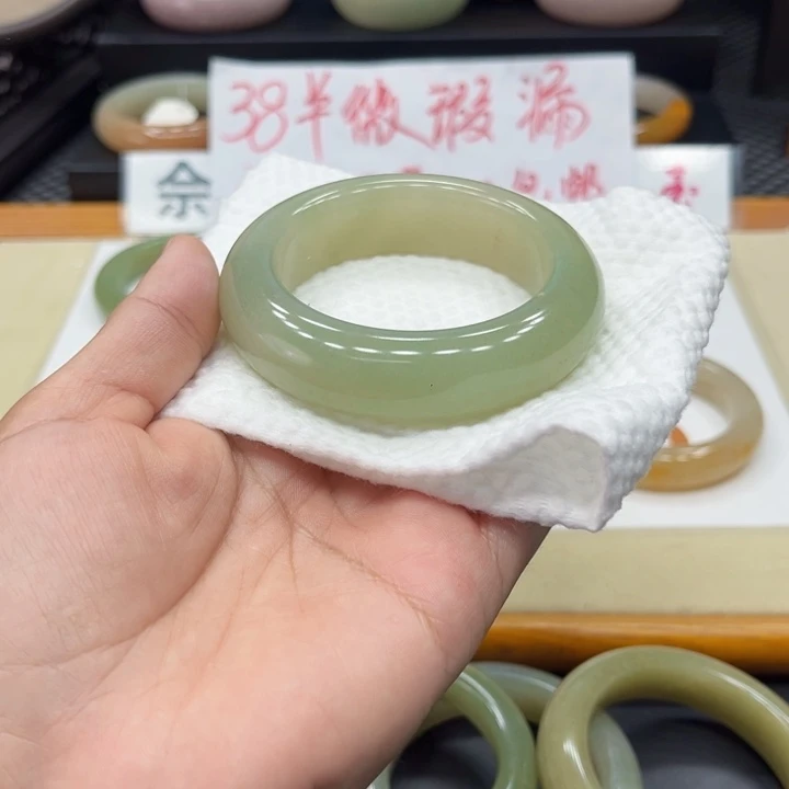 未镶嵌手镯石英质玉?**蓉