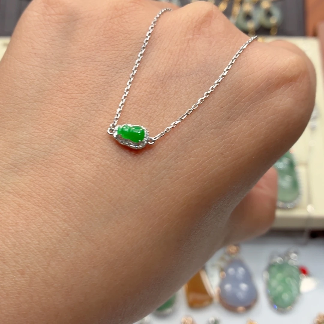 翡翠18K金镶嵌颈饰