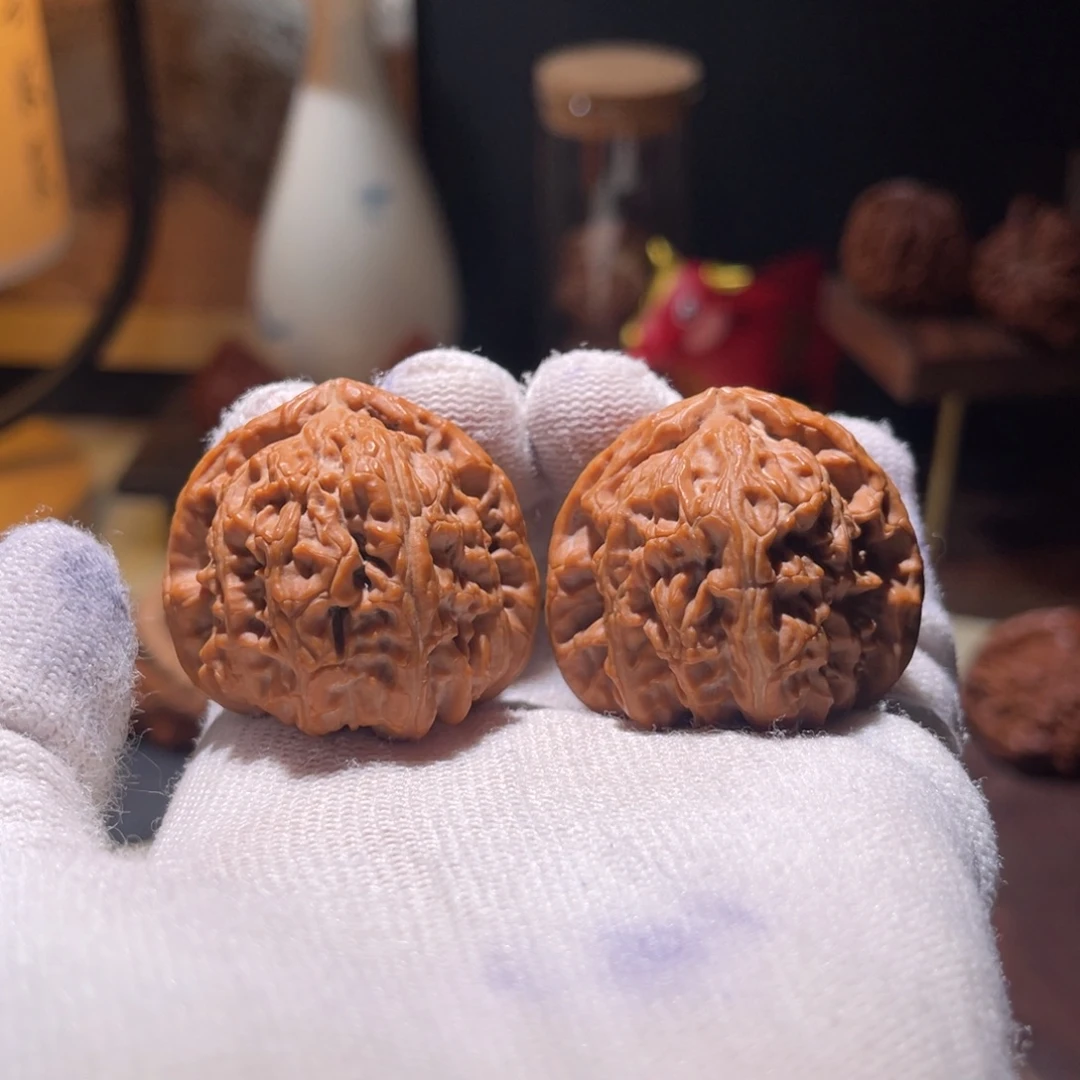 把件文玩核桃38 三角白有瑕疵，不退换