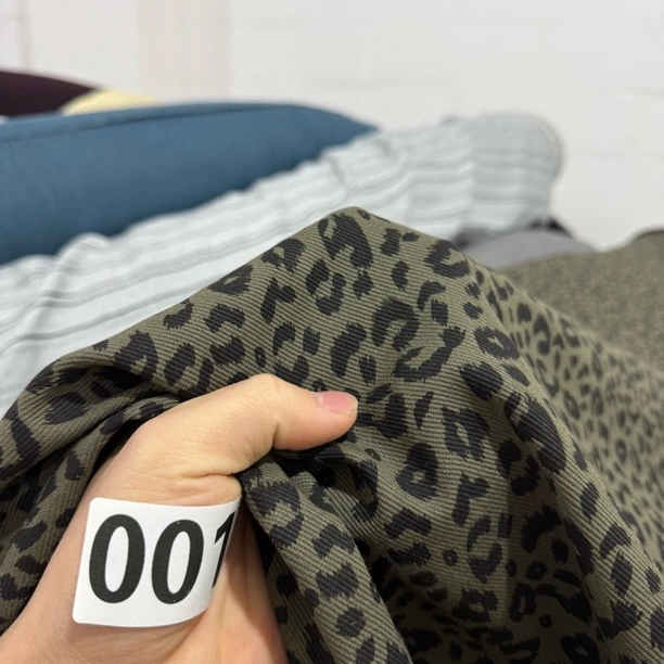 01  纯棉超柔软的豹纹牛仔面料3米价