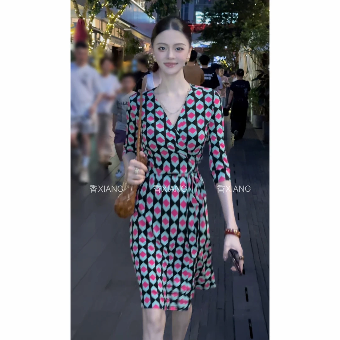 香香【一抹玫红】2025夏高端轻奢气质裹身裙法式几何印花显瘦连衣裙