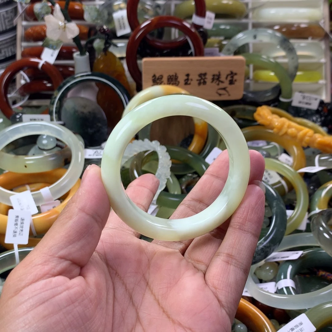 蛇纹石玉手镯未镶嵌云***师