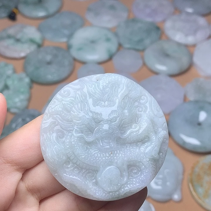 翡翠未镶嵌颈饰龙牌