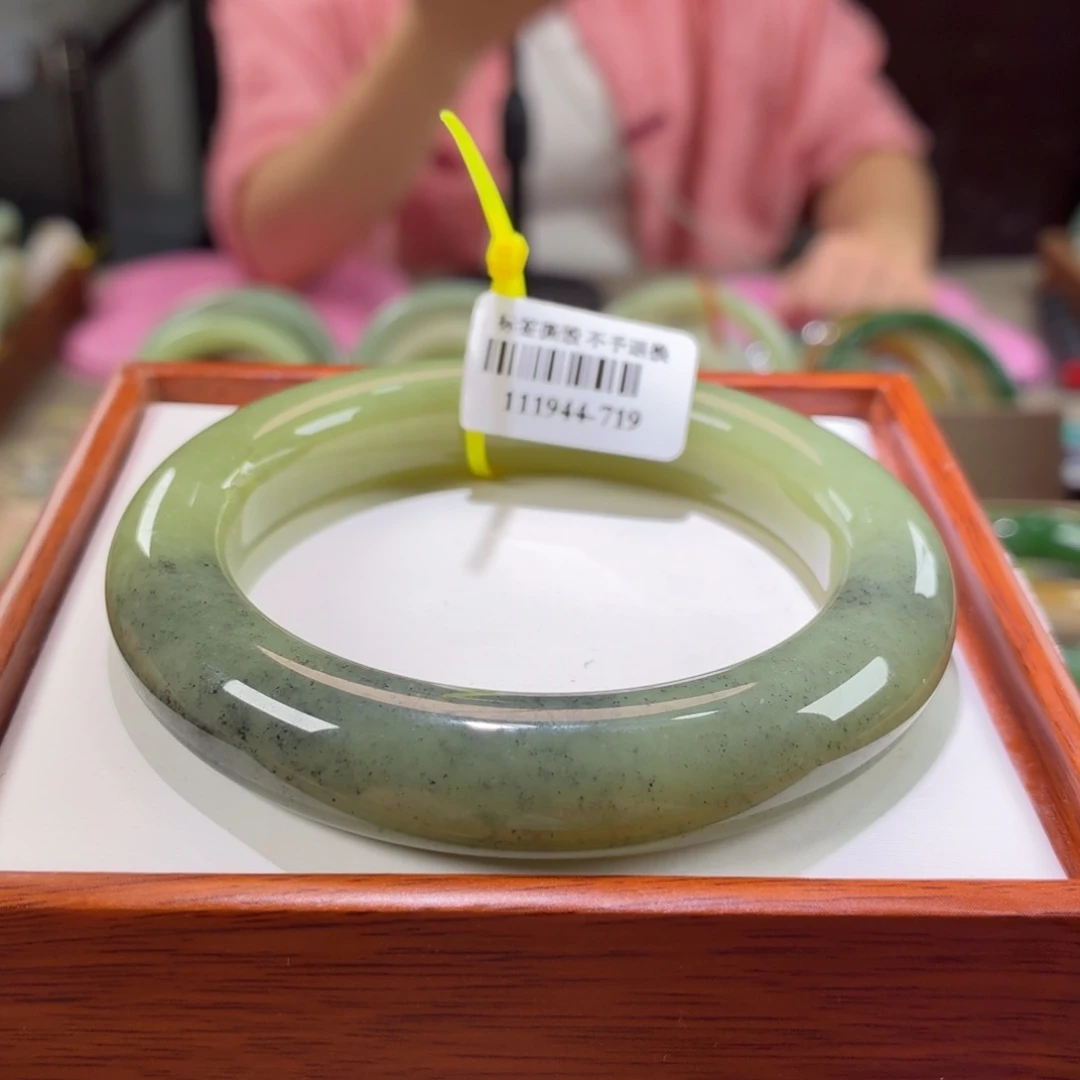 和田玉手镯未镶嵌89。 57/58