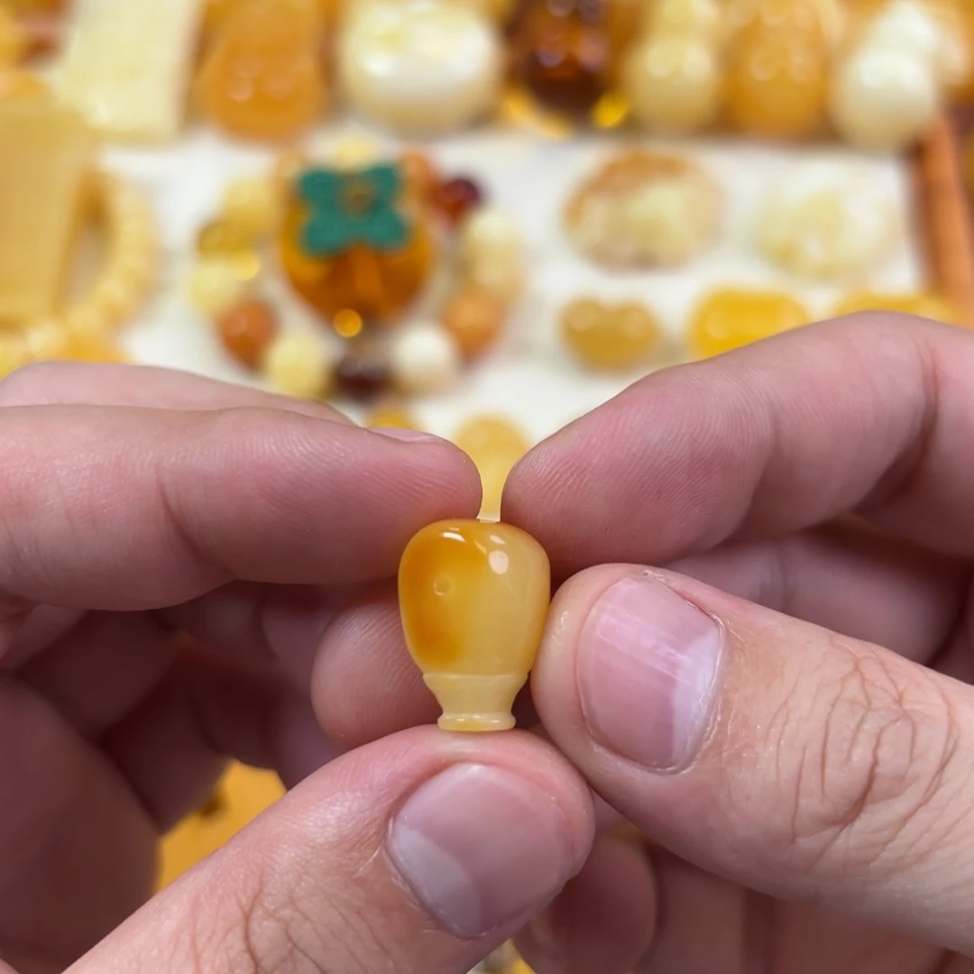 蜜蜡未镶嵌裸石三通