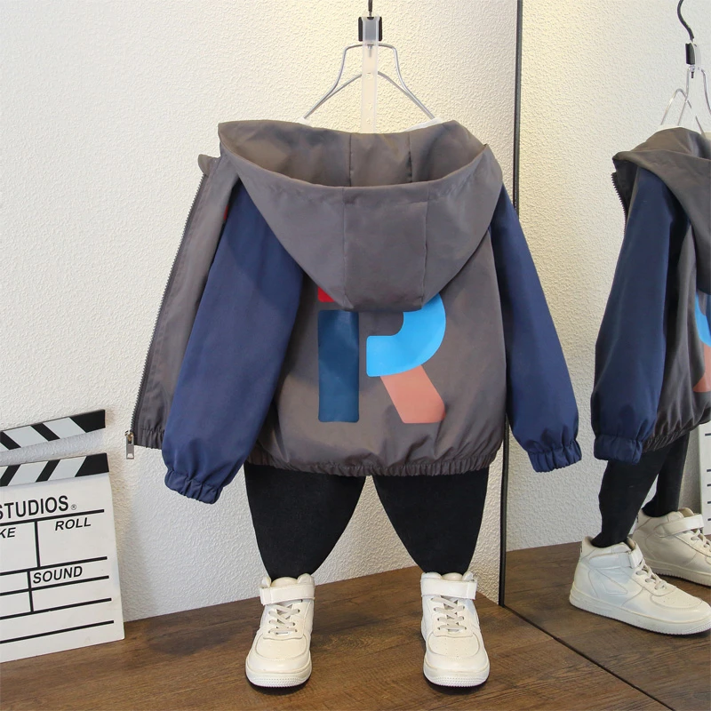 中大童女童韩版洋气百搭连帽外套男童时尚个性帅气大R字母夹克潮