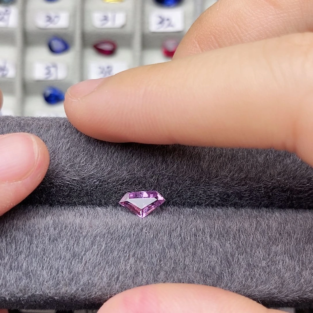 蓝宝石裸石未镶嵌无烧超人标志火彩不错0.99ct/352号