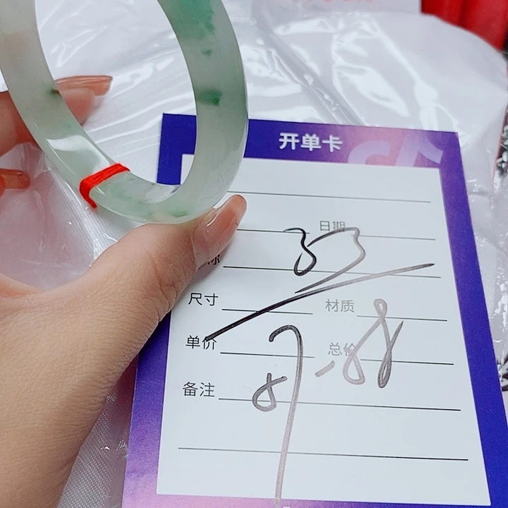 翡翠手镯未镶嵌翡翠