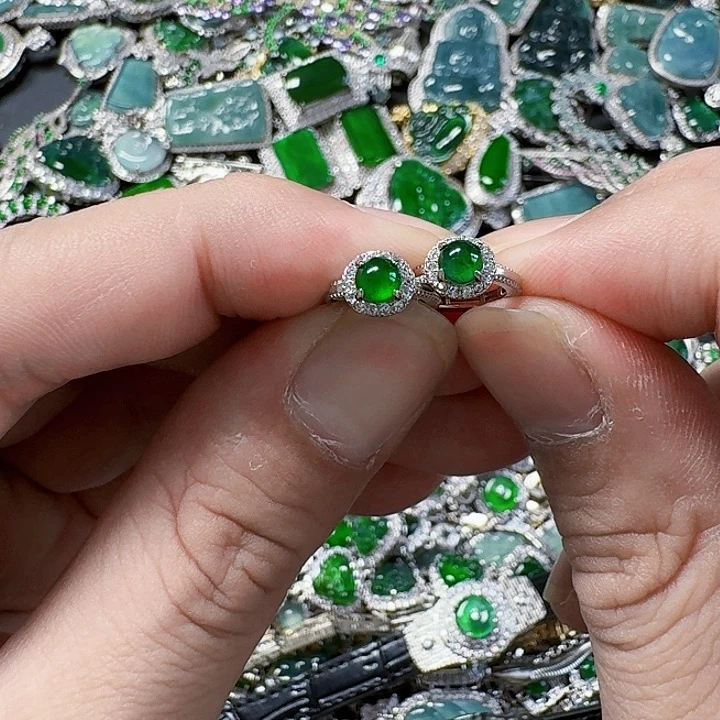 翡翠颈饰未镶嵌天然A货翡翠放漏