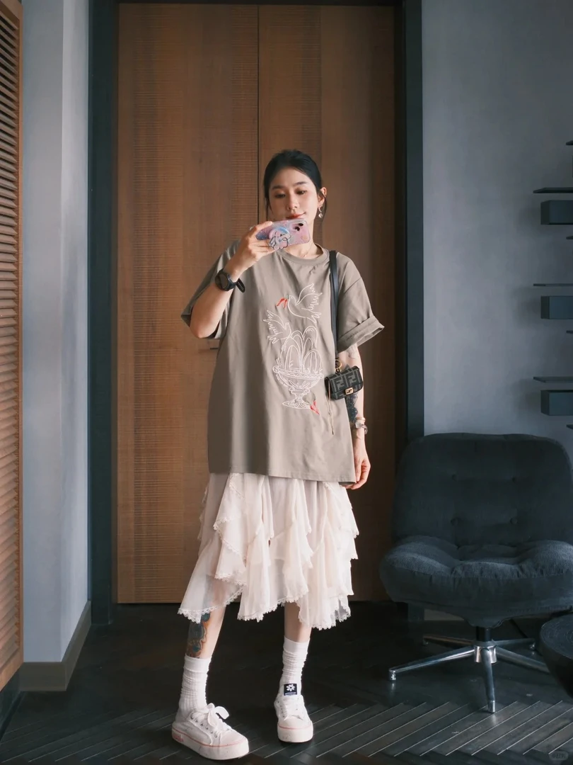 2025夏季新款时尚宽松短袖上衣气质显瘦洋气休闲百搭简约时尚上衣