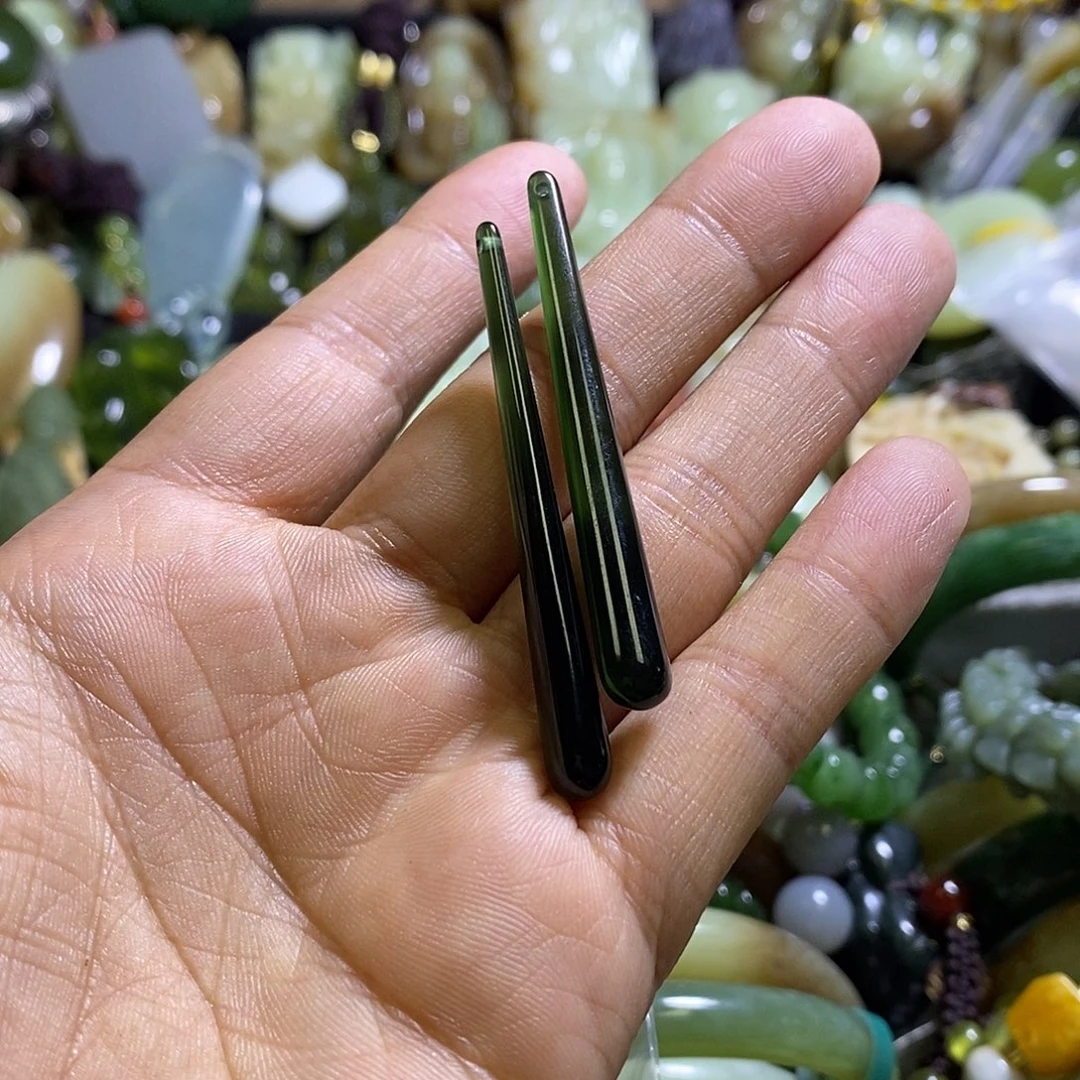 未镶嵌岫玉耳环一对