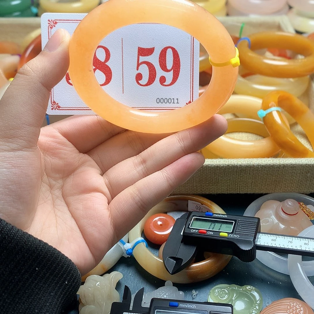 未镶嵌石英质玉（黄龙玉）手镯