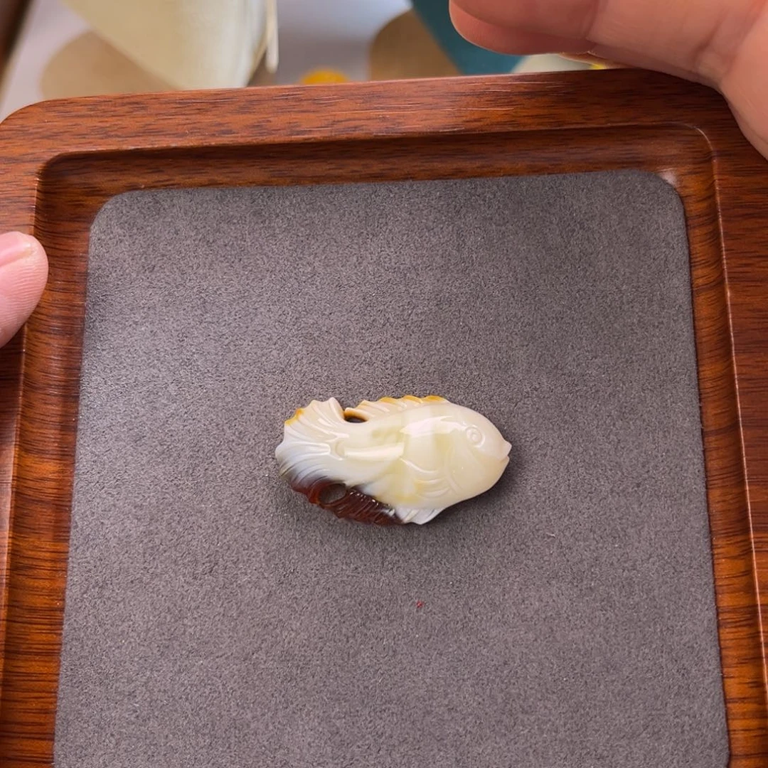 琥珀手链未镶嵌荧光白小鱼