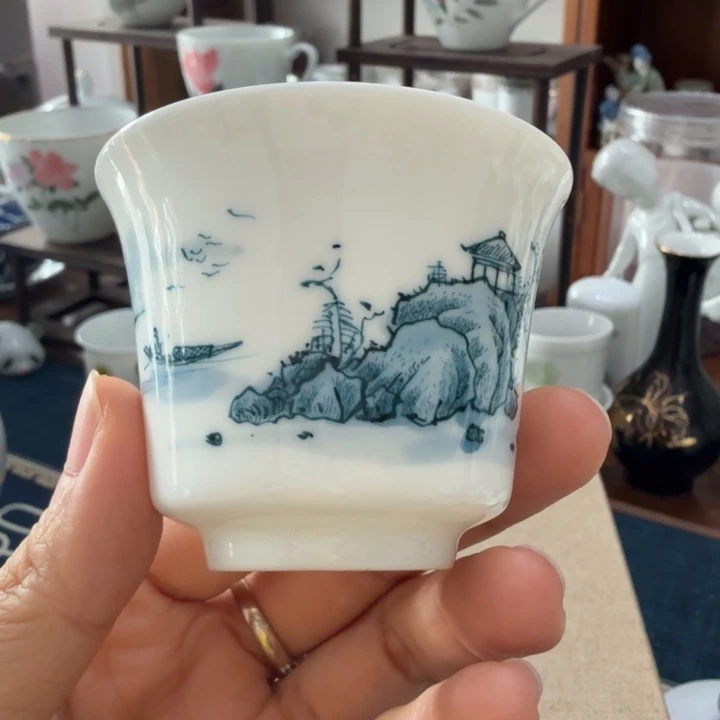 釉下手绘青花茶杯