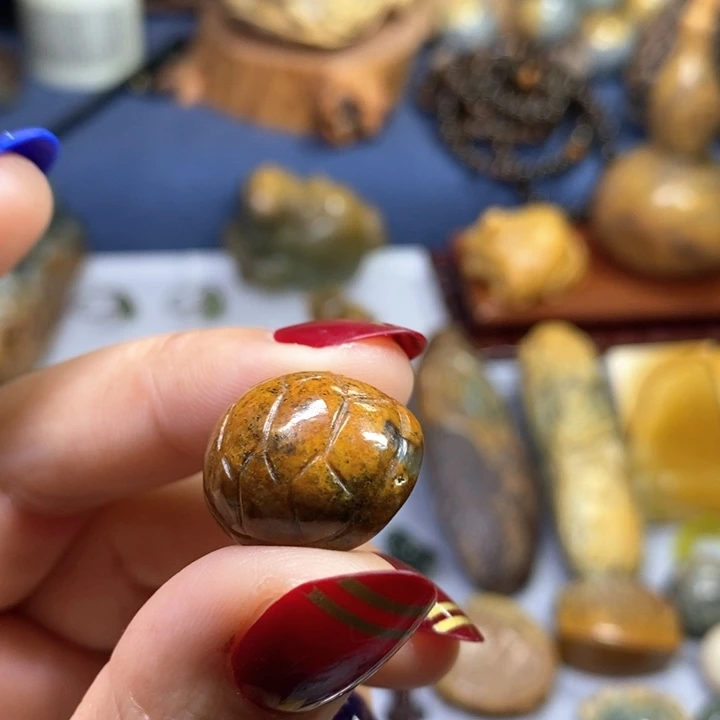 岫岩河磨玉（透闪石质玉）微瑕特价不退介意勿拍未镶嵌