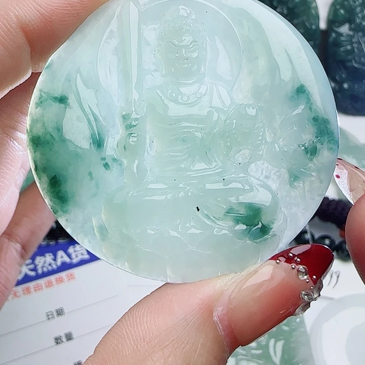 翡翠颈饰未镶嵌天然的A货翡翠