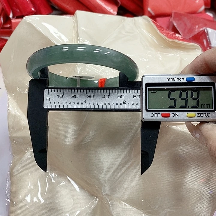 翡翠手镯未镶嵌131。   u