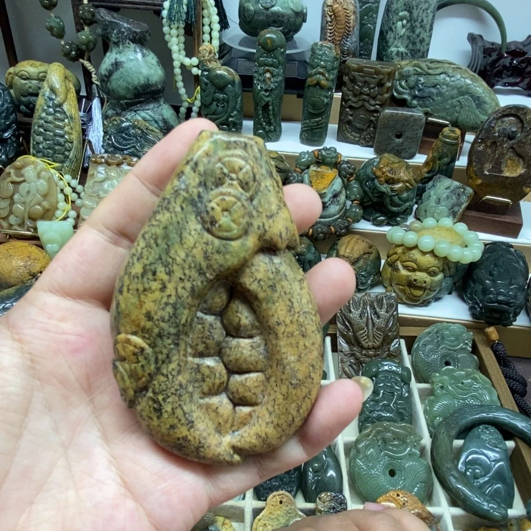 未镶嵌岫岩河磨玉（透闪石质玉）把件